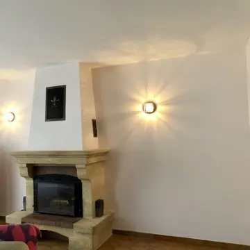 Pièce de vie rénovée avec finitions murales et peinture par BMH Rénovation