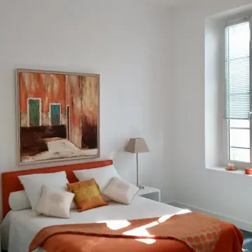 Chambre rénovée avec murs peints et décoration murale par BMH Rénovation