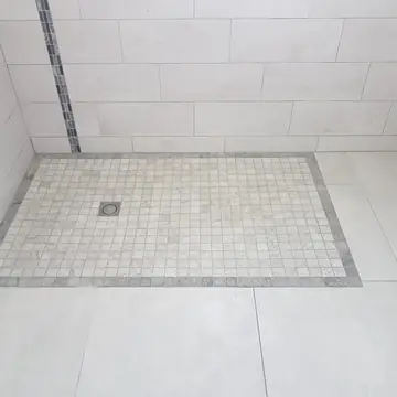 Douche avec sol carrelé réalisée par BMH Rénovation