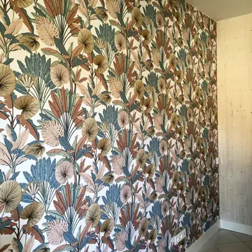 Grand motif floral décoratif réalisé sur un mur par BMH Rénovation