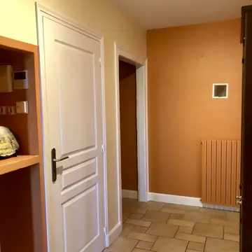 Couloir rénové, murs peints réalisé par BMH Rénovation