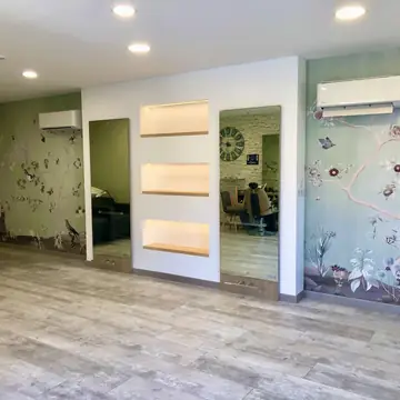 Pièce avec décoration papier panoramique sur le mur réalisée par BMH Rénovation